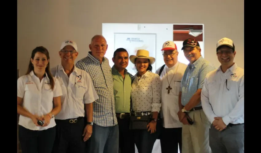 Comité Organizador Local junto a los felices ganadores. 