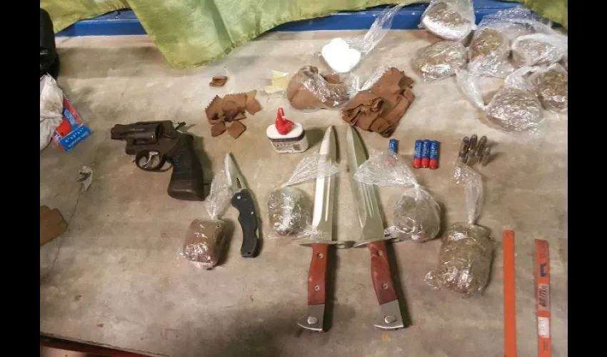 Las armas blancas y de fuego son otro elemento que siempre buscan ser ingresado a la cárcel. Foto: Cortesía