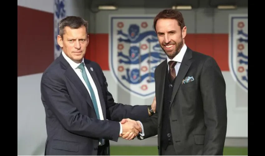 Gareth Southgate (dcha.), técnico de Inglaterra, tiene bien estudiado a Panamá.
