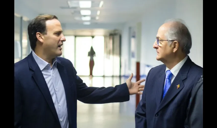 Foto ilustrativa del momento en que @FrancoliniRicca habla con Ledezma. Cortesía: @FrancoliniRicca  