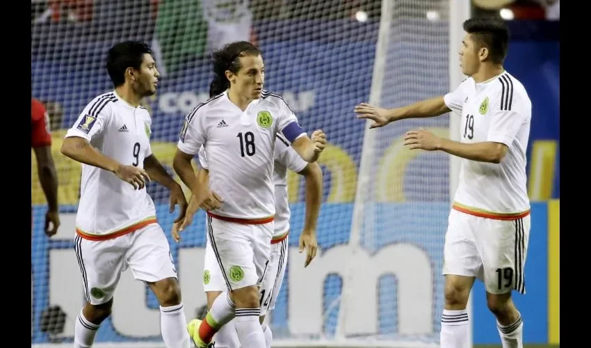 Andrés Guardado (centro)/AP