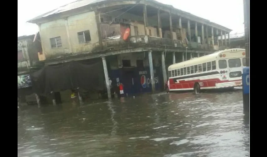 Las inundaciones han sido muy feas en esta provincia, todo por culpa de la basura. 