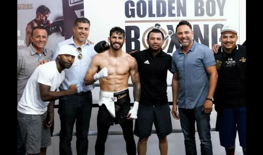 Jezreel Corrales (gorra( junto al equipo de trabajo de Jorge Linares./Cortesía