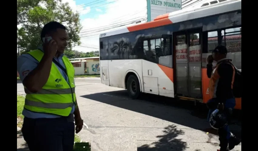 Conductor se enfrenta con dos borrachos en Villa Lucre. 