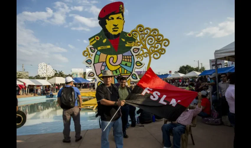 Rótulos de "Queremos la paz" eran mostrados a los conductores.