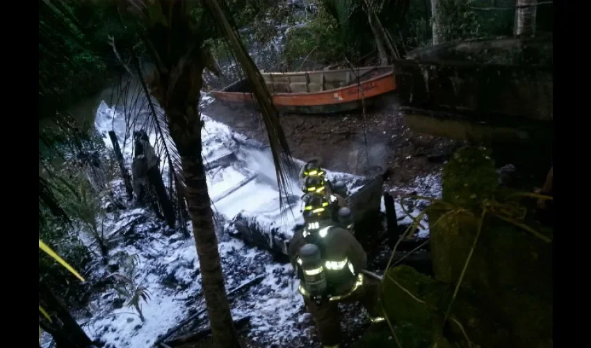 Se quema embarcación en  Puerto Pedregal.