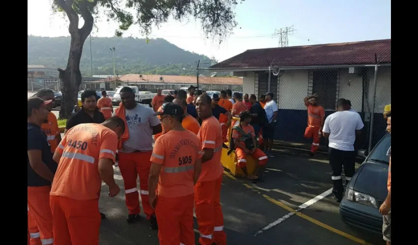 Un grupo de trabajadores de los puertos de  Balboa y Cristóbal  que se mantiene en huelga.