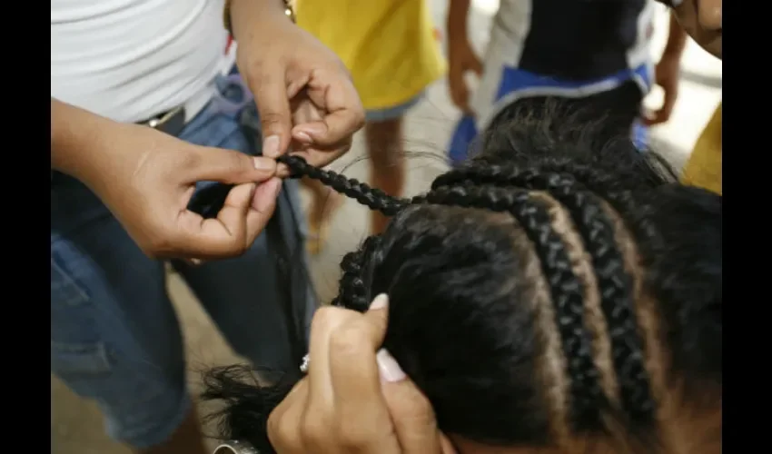 Foto ilustrativa de una persona haciéndole trezas a una chica. Foto: Roberto Barrios 