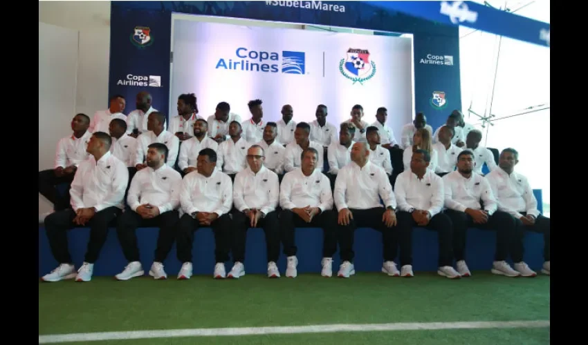 La selección de Panamá durante el pequeño acto antes de su viaje. Foto: Anayansi Gamez
