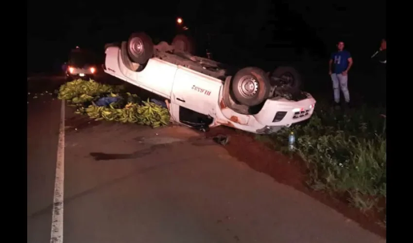 Automóvil cargado de plátanos se volcó en  El Estero. 