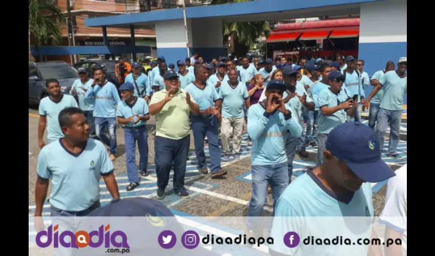 Funcionarios del Idaan en paro. Foto: Roberto Barrios