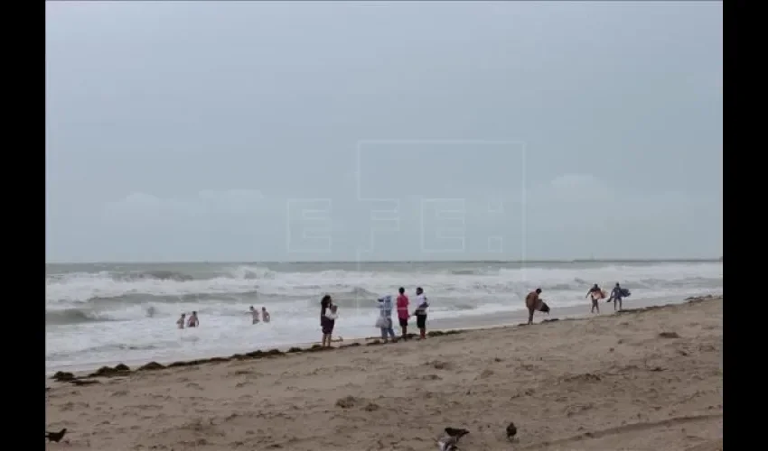 Turistas en una playa de La Florida. Foto archivo EFE