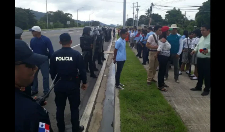 Protesta de la comunidad educativa del  Colegio Victoriano Lorenzo.