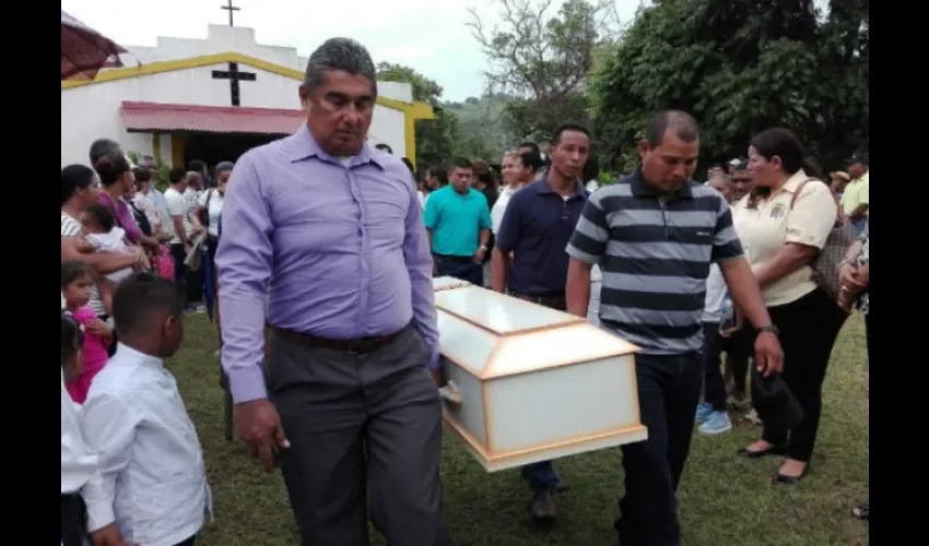 Último adiós  a estudiante Valentín Rivas en Capira.