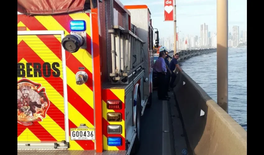 Hombre se lanza al mar en el Corredor Sur. 