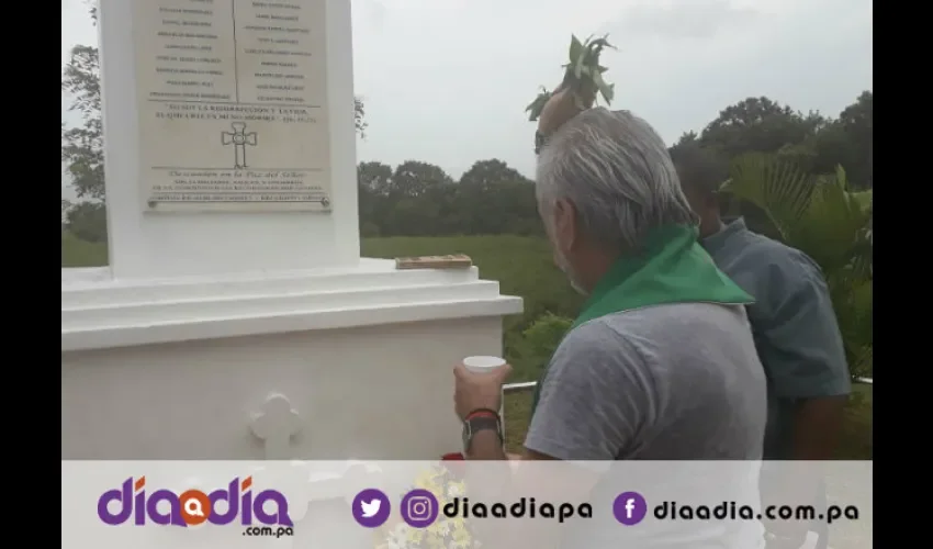 Un padre bendijo el monumento a los fallecidos. Foto: Jesús Simmons