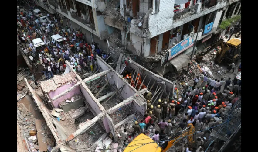 Efectivos de la Fuerza Nacional de Respuesta a Desastres (NDRF, en inglés) participan en labores de rescate. Foto: EFE 