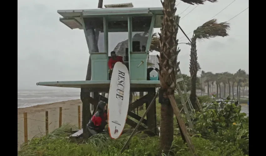 En el  sur de Florida ya se sienten la marejadas y fuertes vientos.  
