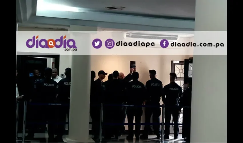 Cada vez que Martinelli está en la CSJ habilitan todo un cercón policial, cuando será ingresado o sacado del salón de audiencias del Segundo Tribunal Superior de Justicia. Foto: Jean Carlos Díaz