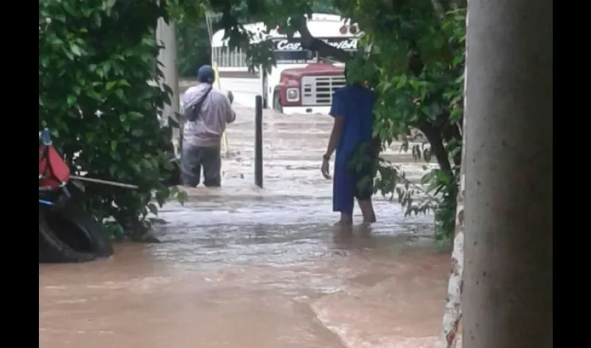 El río sobrepasó la carretera que comunica parte de Portobelo.