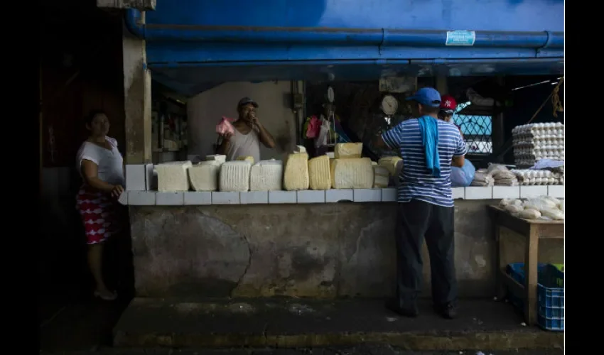 Algunos pequeños comerciantes sí atendieron. Foto: EFE