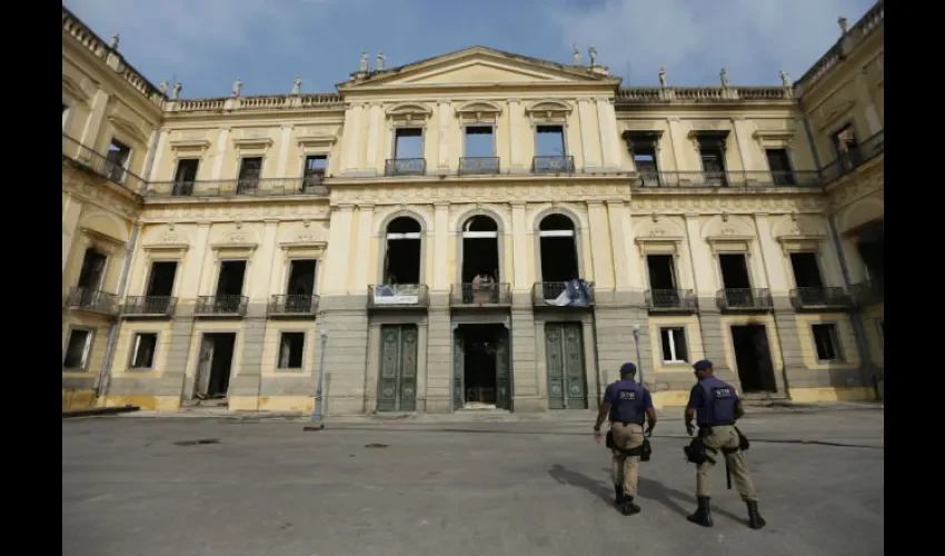 Vista general del museo incendiado. Foto: EFE