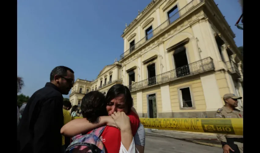 Los bomberos consiguieron sofocar hoy lunes el incendio. Foto: EFE