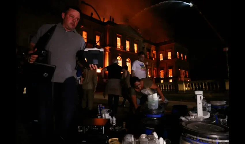 Funcionarios recuperan objetos del Museo Nacional. Foto: EFE