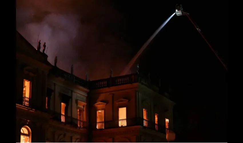 Bomberos trabajaban para contener el incendio en el Museo Nacional de Río de Janeiro. Foto: EFE