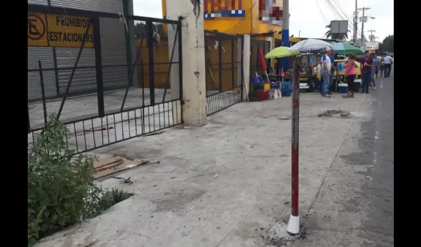 En esta zona fue donde se construyó la acera, ahí cerca están los vendedores de legumbres. Foto: Cortesía