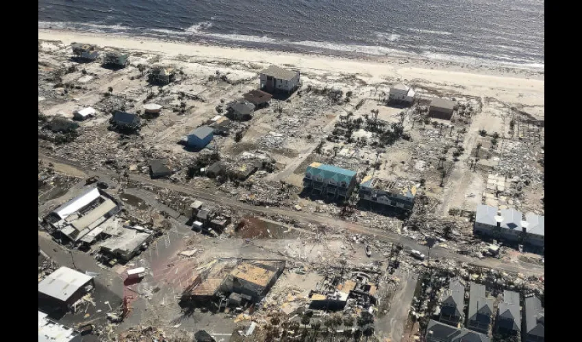 Destrozo ocasionado tras el paso del huracán Michael en Playa México en Florida. Foto cedida a EFE
