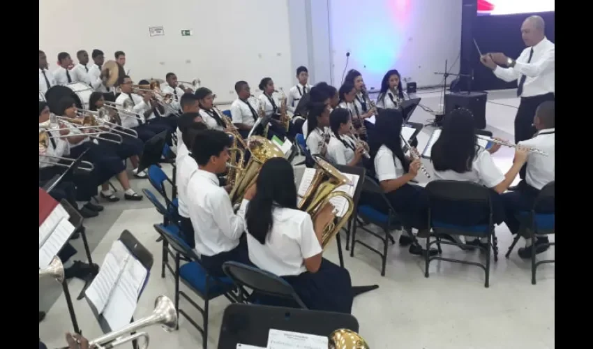 Foto ilustrativa de un grupo de estudiantes animando la conferencia de prensa. 