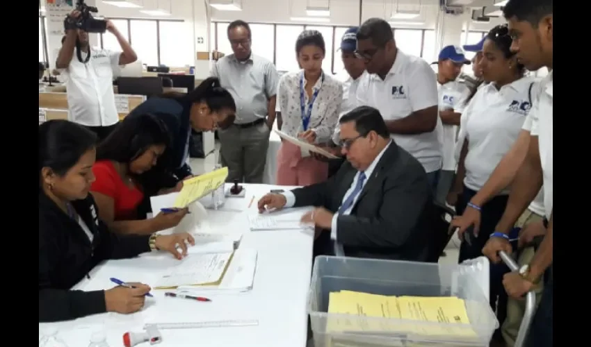 Todos buscan su firmas, hay dinero de por medio. Foto: Archivo