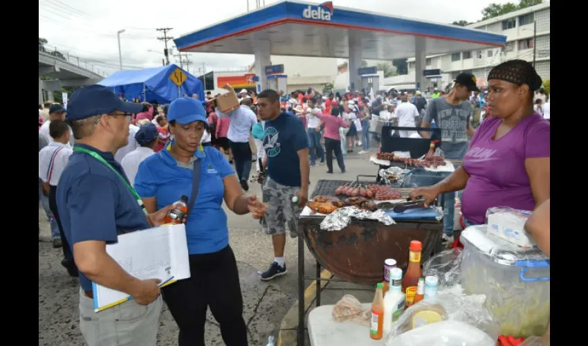 Funcionarios de salud encontraron muchas fallas en los puestos de expendio de alimentos. Foto: Cortesía