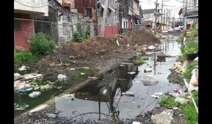 Aguas negras cerca del Club de Ciegos de Colón.