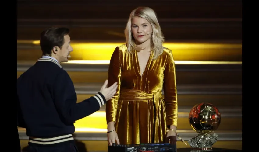 Momento en que Martin Solveig le hacia la pregunta a Ada Hegerberg.