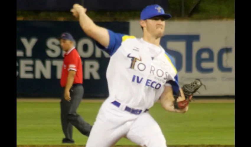  Brandon Barker en su primera apertura con los Toros de Herrera.