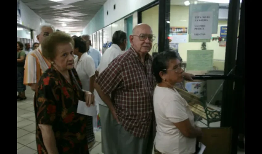 Foto ilustrativa de una fila de jubilados. 