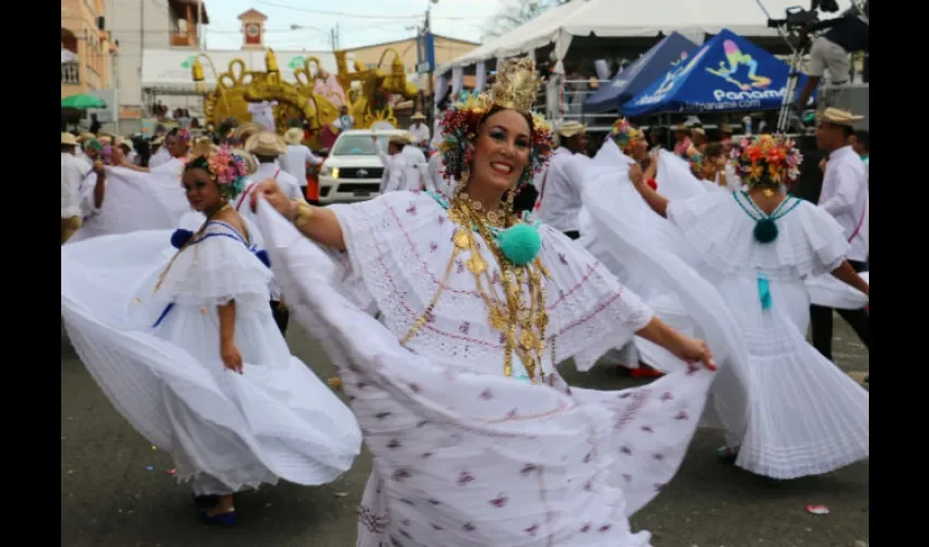 Foto ilustrativa de una delegación de bellas mujeres luciendo la pollera. 