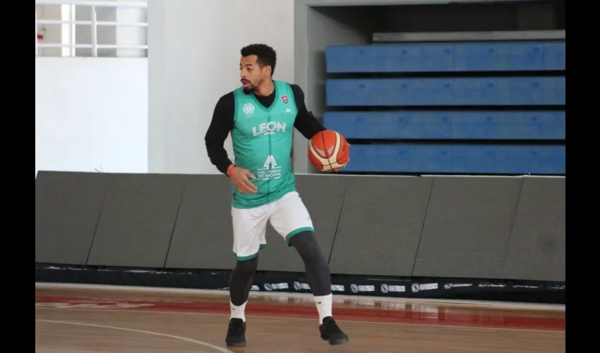 Trevor Gaskins durante un entrenamiento con las Abejas. Cortesía deportedigital.mx