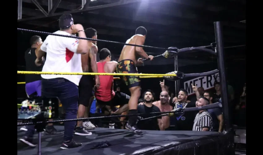 Momento en que las superestrellas de la GWE enfrentaban a la "Generación de Plata".