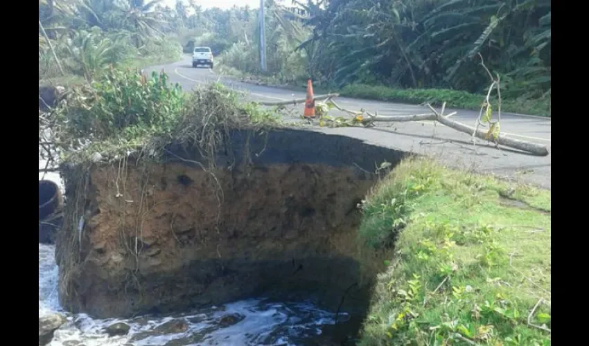 Vía en mal estado en la Costa Abajo de Colón. 