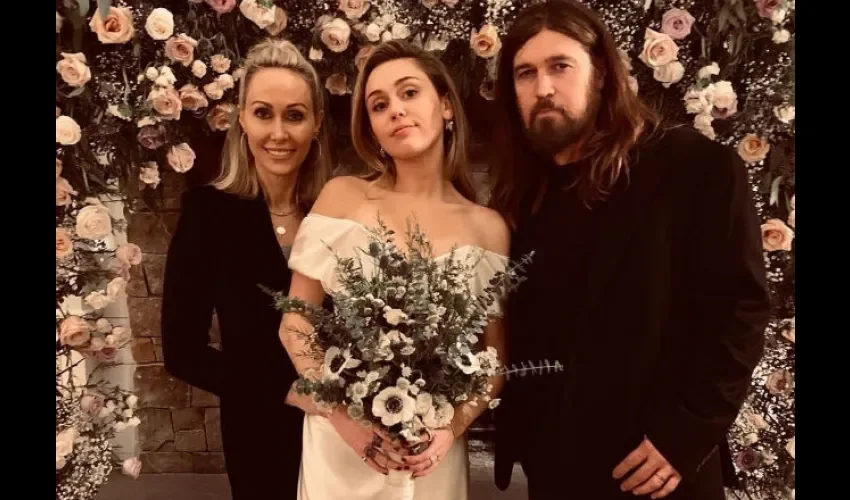 Miley Cyrus y sus padres.
