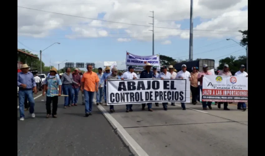  Los productores esperaban iniciar el diálogo con las autoridades. Foto: Thays Domínguez 