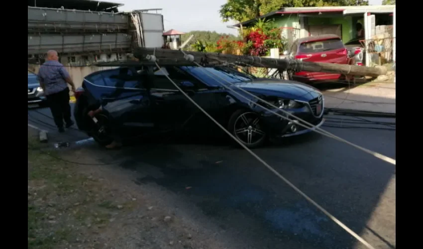 Caída de  tres postes en La Chorrera. 