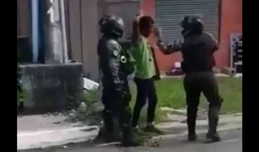 El hombre supuestamente fue acusado de robarle a unos extranjeros. 