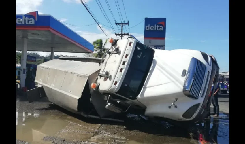 Camión se vuelca en Sabanitas. 