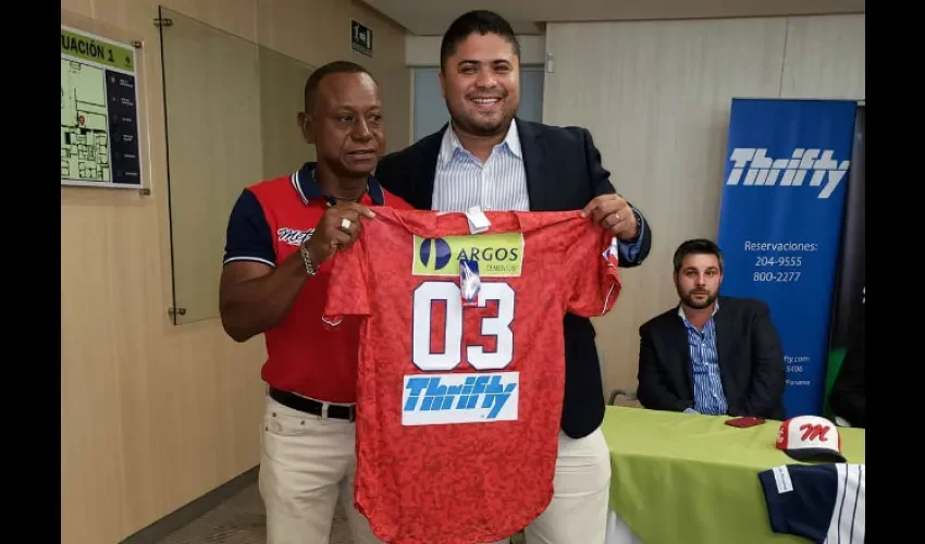 Jorge Nash (izq.) en la entrega del uniforme de la novena de Panamá Metro.