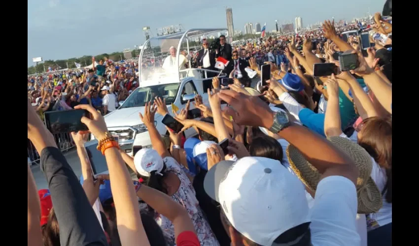 Papa Francisco a su llegada en la Misa de Envío en Metro Park. Foto: Milagros MF.