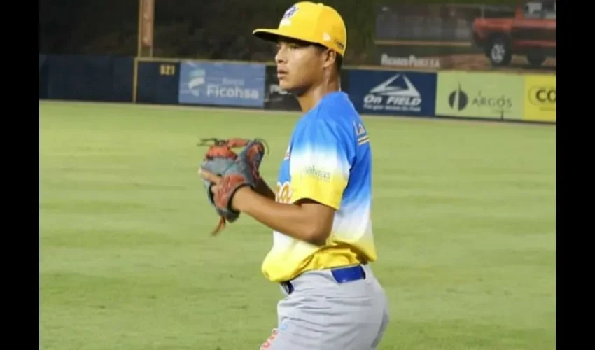 Yair Díaz ponchó a ocho bateadores y otorgó tres bases por bola, en ocho episodios de labor.